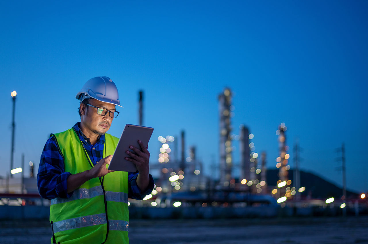 Hombre contrololando el ahorro de energia por el tablet