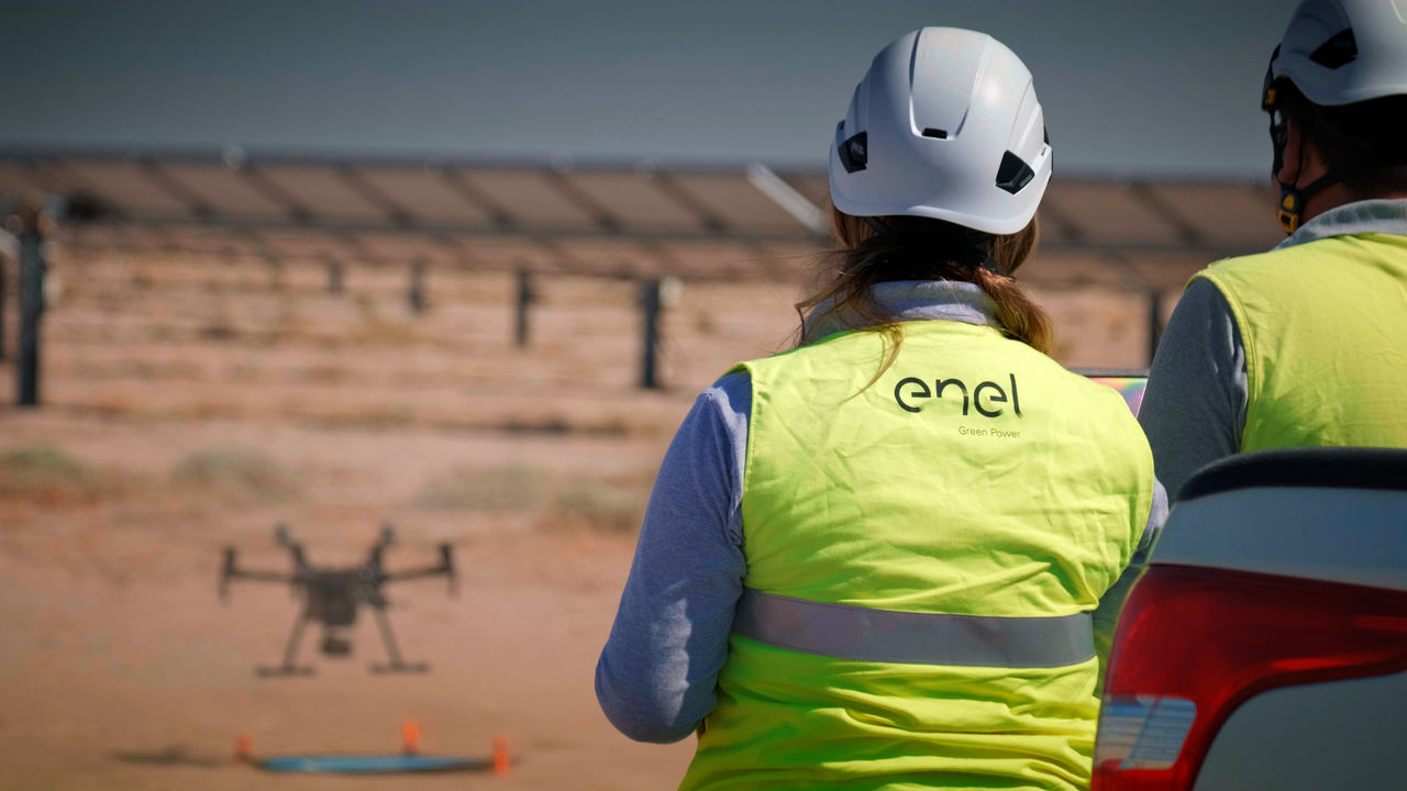 Mujer con chaleco de seguridad en una planta de energía solar